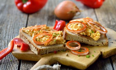 Bayerischer Obazter mit Paprika-Zwiebelringen auf frischem Landb